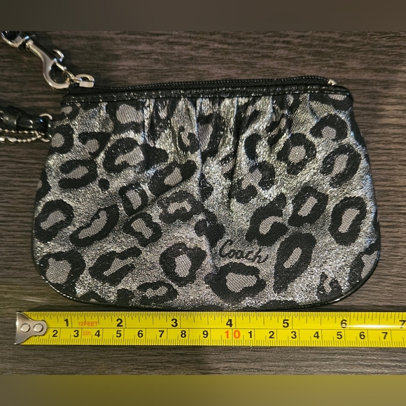 NEW W/O TAGS! SILVER COACH WRISTLET/WALLET W/ CHEETAH/LEOPARD PRINT TRIMMED n Bl - Picture 4 of 7